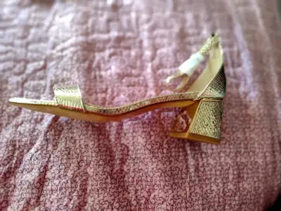 Tacones rojos de gamuza con hebilla - miniatura 5