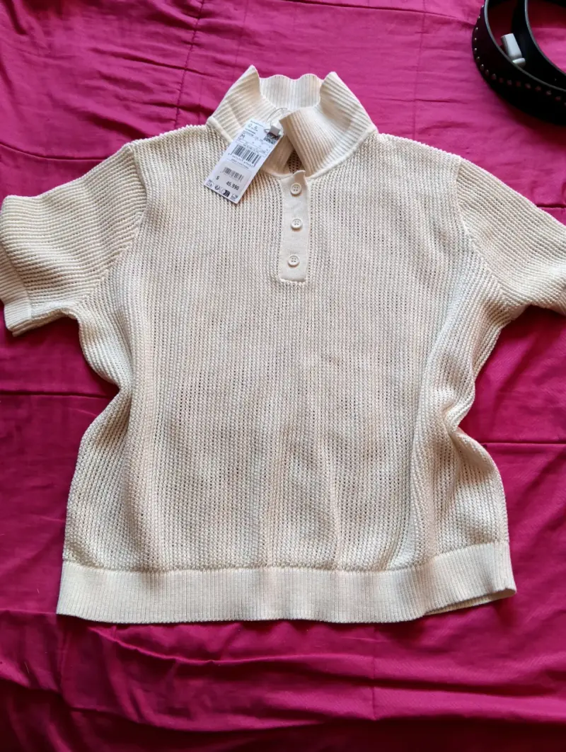 Suéter beige de punto con cuello alto - 1