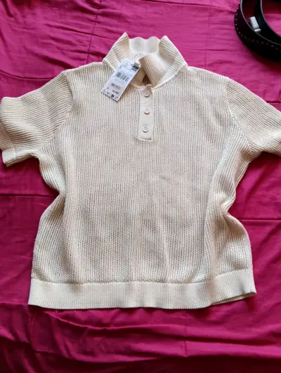Suéter beige de punto con cuello alto - miniatura 1