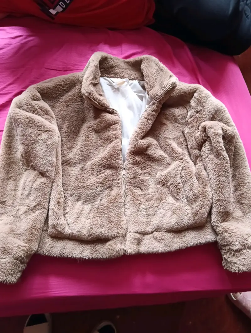 Suéter beige de punto con cuello alto - 2