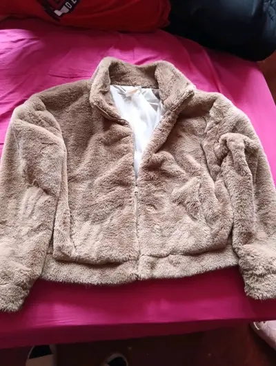 Suéter beige de punto con cuello alto - miniatura 2