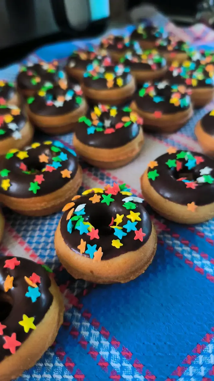 Mini donuts con cobertura de chocolate y sprinkles