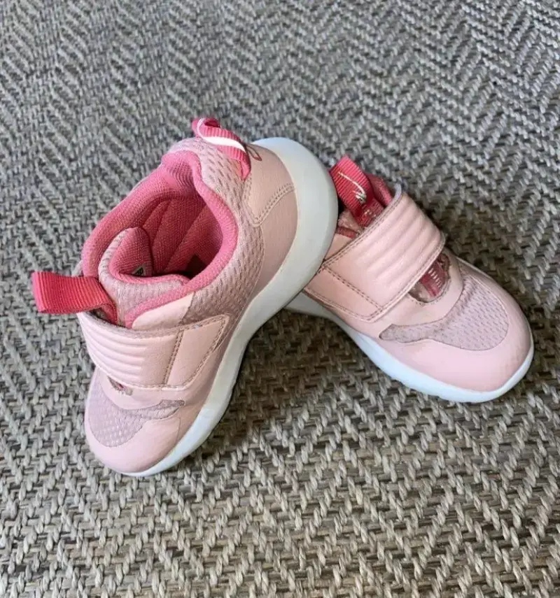 Zapatillas deportivas rosadas para niña - 1