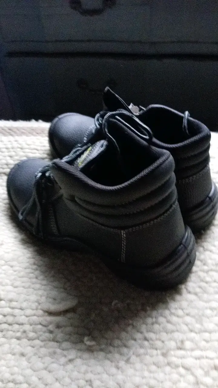 Botas de seguridad negras con etiqueta - 3