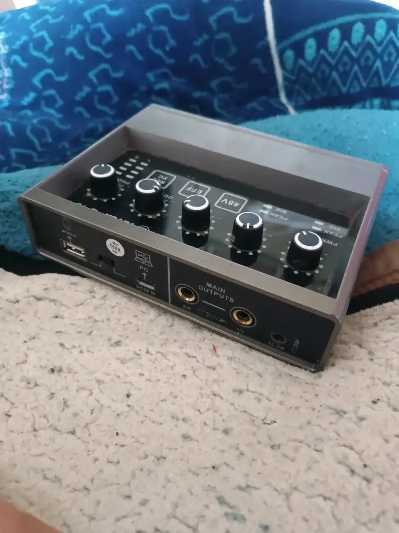 Interfaz de audio USB compacta con controles