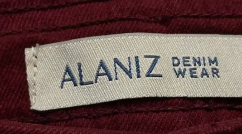 Jeans alaniz color burdeo, talla 36 - 4