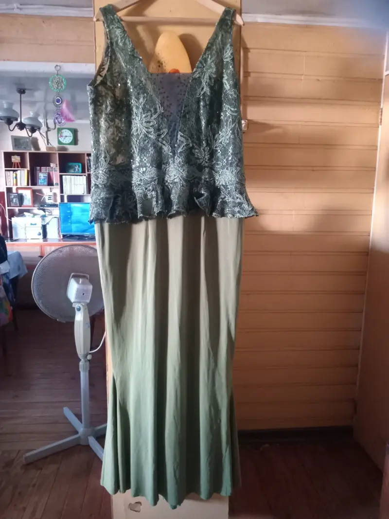 Vestido largo verde con encaje floral
