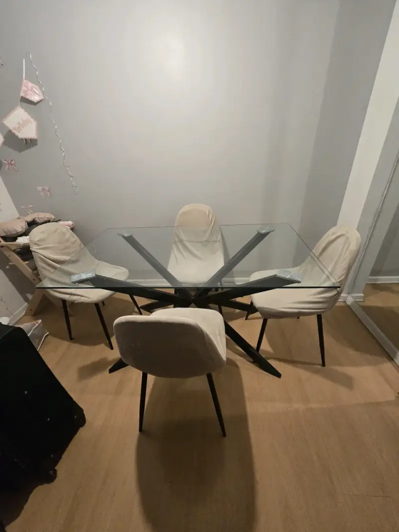 Mesa de comedor de vidrio con sillas - 1
