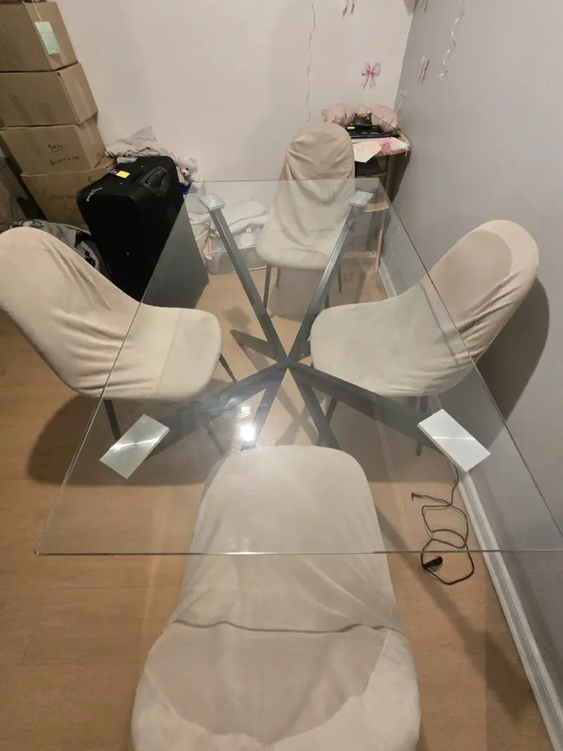 Mesa de comedor de vidrio con sillas - 3