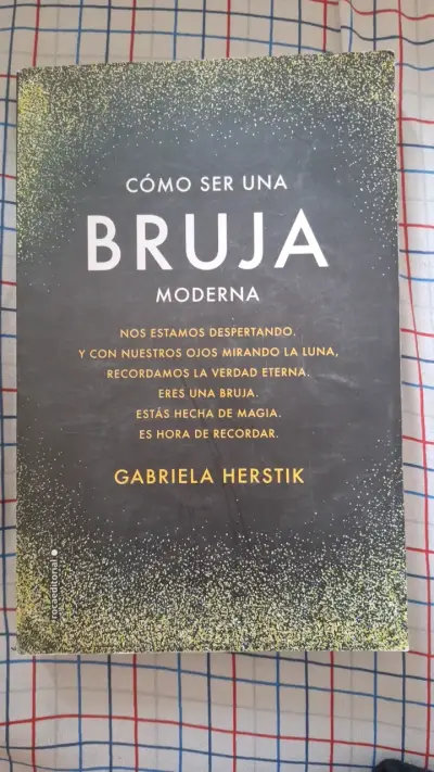 Libro 'Cómo ser una bruja moderna' de Gabriela Herstik - miniatura 1