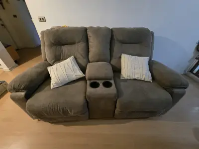 Sofá reclinable de dos plazas con portavasos - miniatura 1