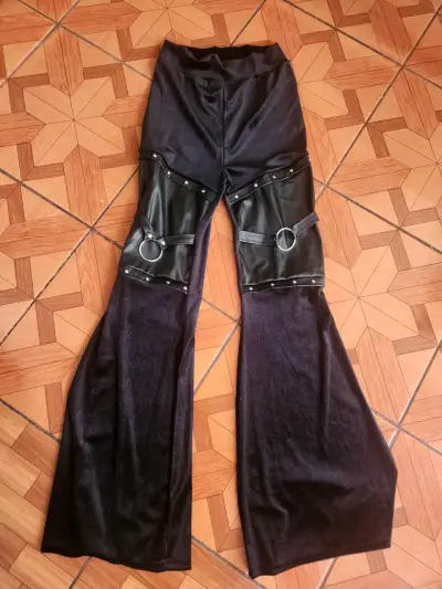Pantalones acampanados negros con detalles metálicos - miniatura 1