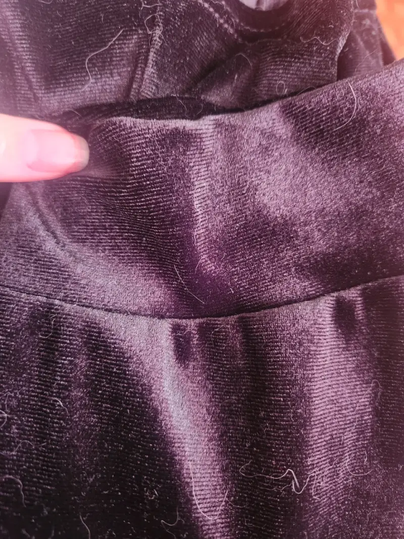 Pantalones acampanados negros con detalles metálicos - 2