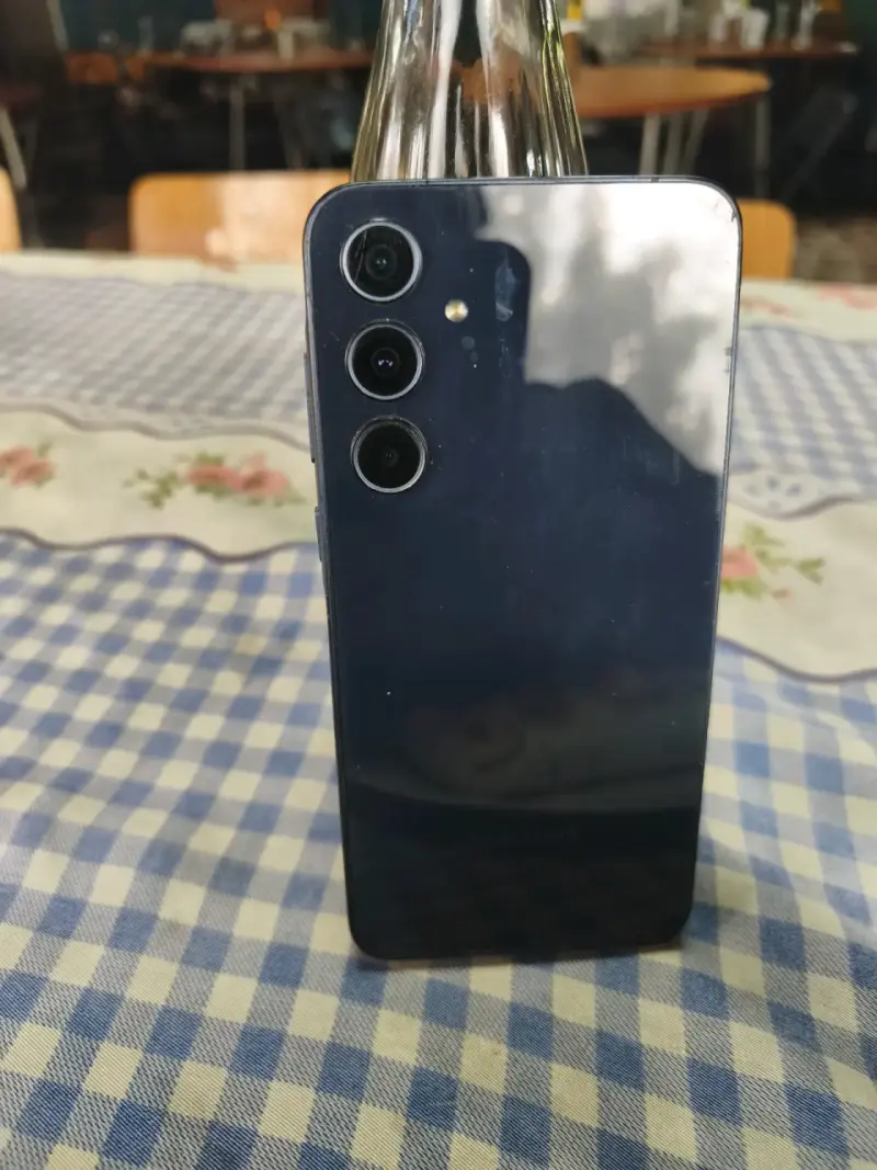 Smartphone Samsung con triple cámara trasera - 1