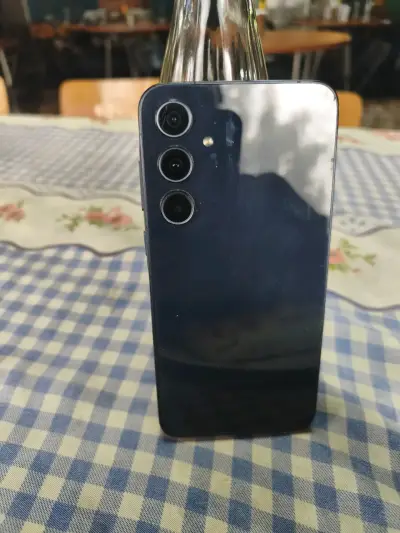 Smartphone Samsung con triple cámara trasera - miniatura 1