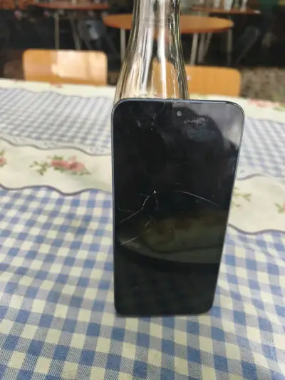 Smartphone Samsung con triple cámara trasera - miniatura 2