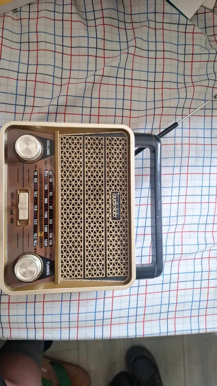 Radio portátil vintage Audolab con antena - 1