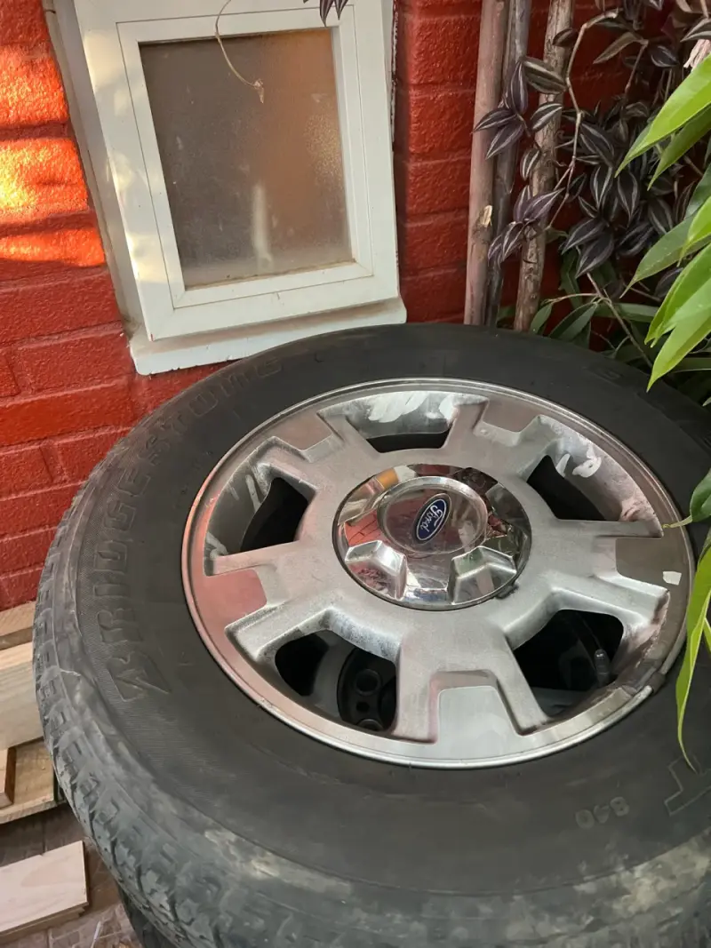Llanta Ford con neumático Bridgestone usado - 1