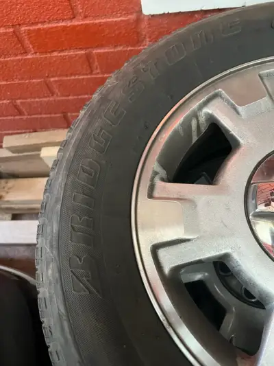 Llanta Ford con neumático Bridgestone usado - miniatura 2