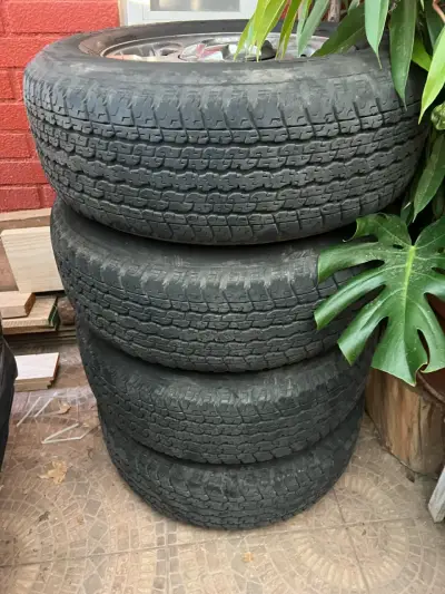 Llanta Ford con neumático Bridgestone usado - miniatura 4