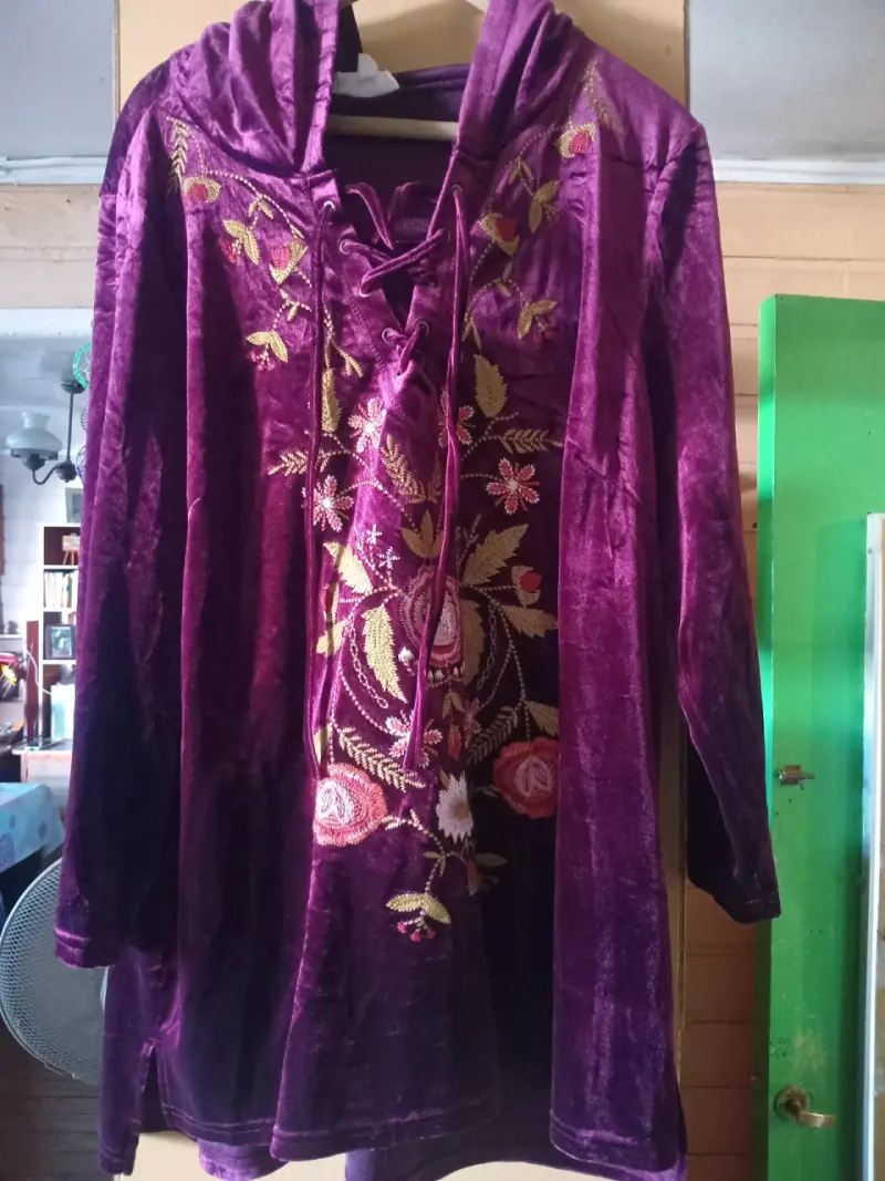 Túnica de terciopelo bordada morada