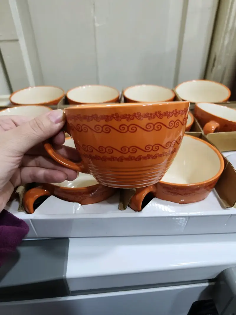 Juego de tazas de cerámica naranja decoradas - 1