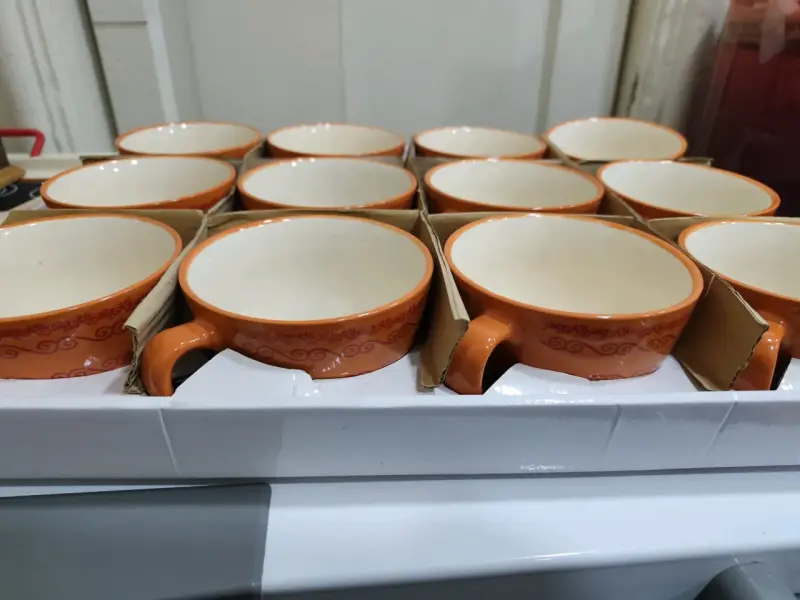 Juego de tazas de cerámica naranja decoradas - 4