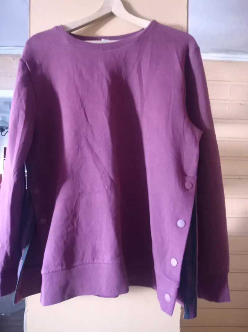 Suéter morado con botones laterales