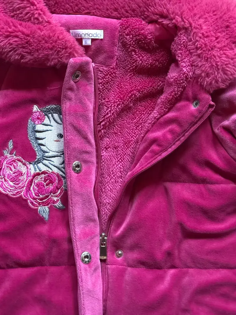 Chaqueta infantil rosa con bordado de cebra - 2