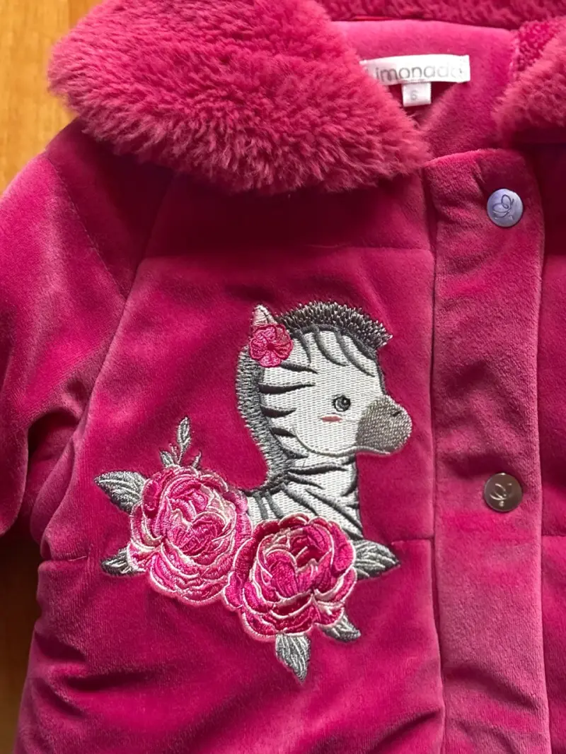 Chaqueta infantil rosa con bordado de cebra - 3