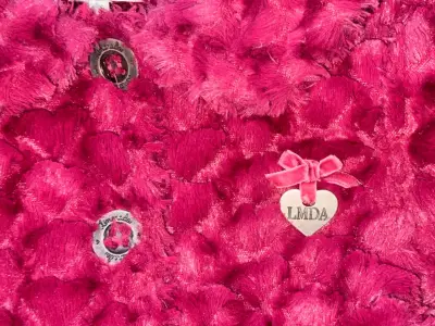 Abrigo de peluche burdeos para niña - miniatura 3