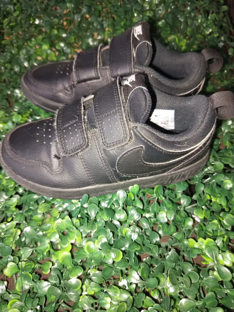 Zapatillas negras para niños con velcro
