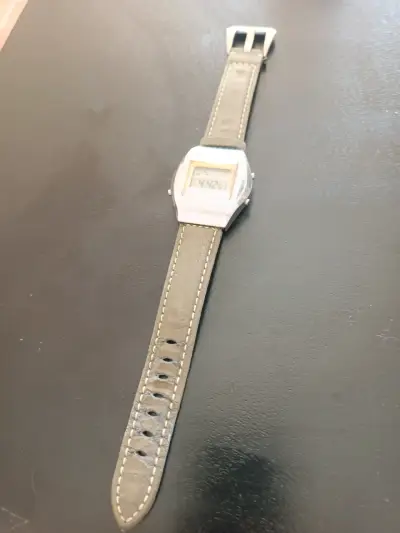 Reloj digital vintage Casio CasioTron - miniatura 4