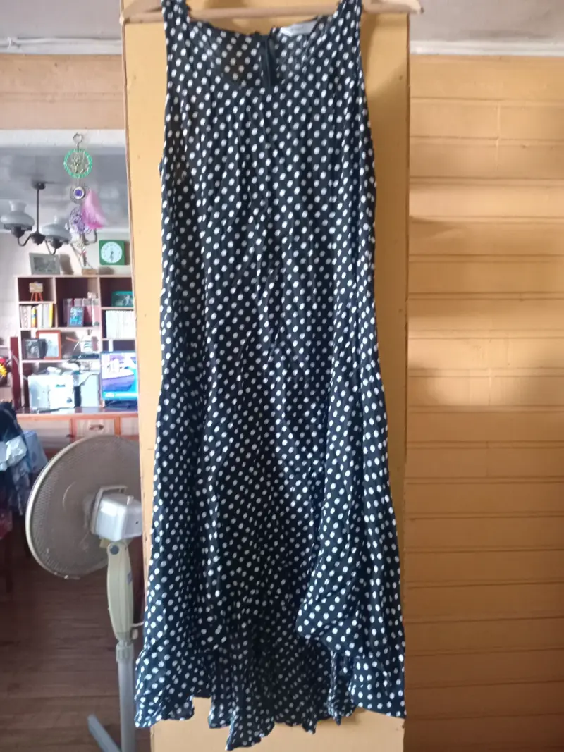 Vestido negro con lunares blancos