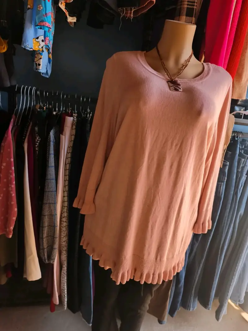 Suéter rosado de mujer con diseño holgado