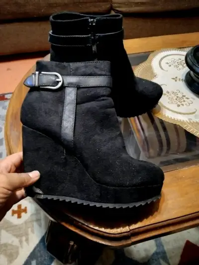 Botines negros con plataforma y hebilla - miniatura 1