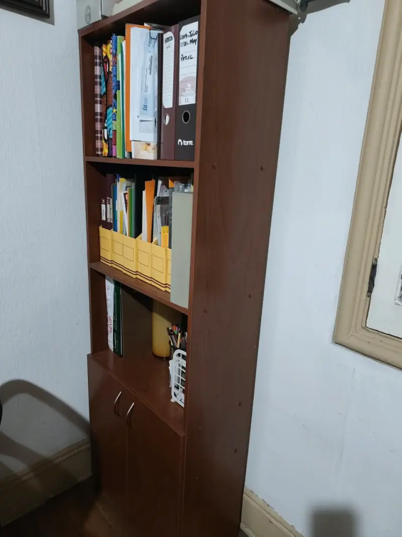 Estantería de madera con puertas inferiores - 1