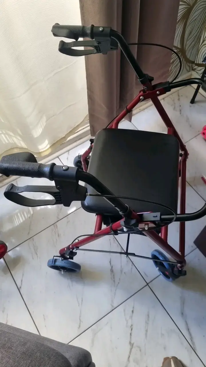 Andador plegable con asiento y frenos - 1