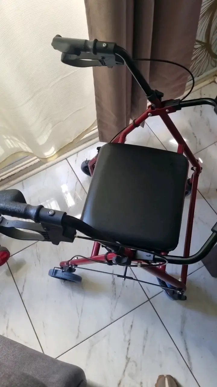 Andador plegable con asiento y frenos - 2