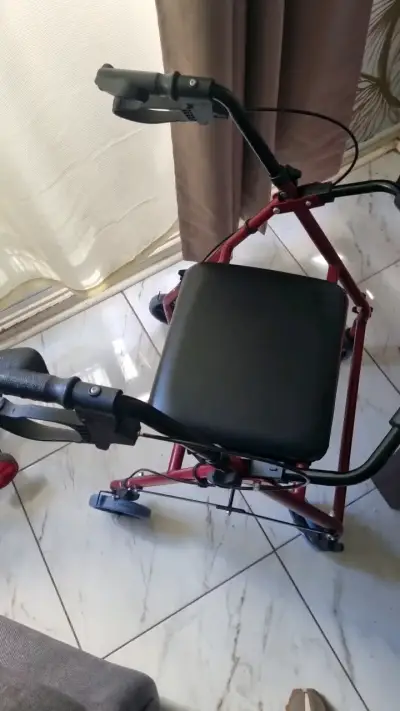 Andador plegable con asiento y frenos - miniatura 2