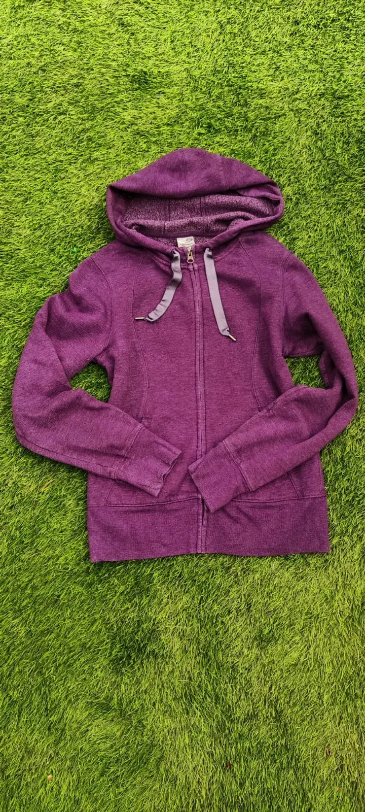 Polerón morado con capucha y cierre - 1