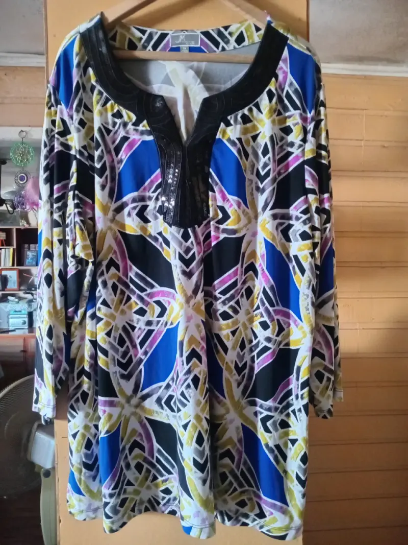 Blusa estampada multicolor con detalles negros