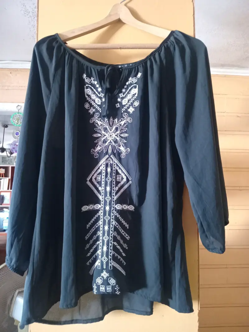 Blusa bordada bohemia negra