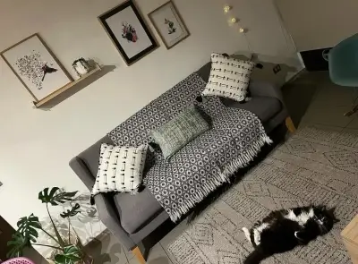 Sofá gris moderno - miniatura 1
