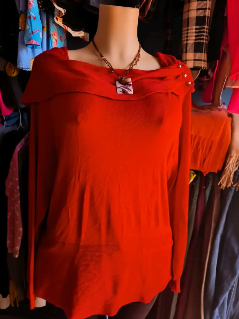 Suéter rojo con detalle de botones