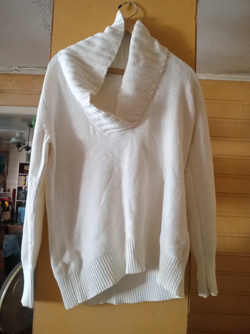 Suéter blanco con cuello alto de lana
