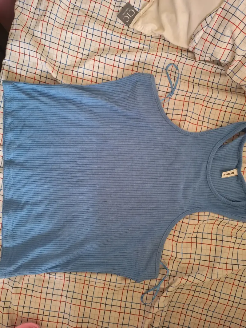 Polera sin mangas azul de canalé
