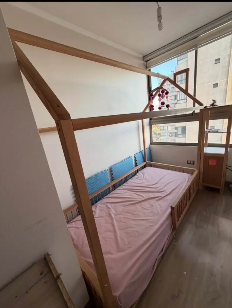 Cama infantil de madera con dosel - 1