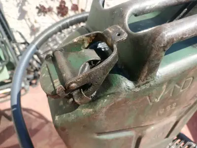 Bidón metálico vintage 1952 origen británico - miniatura 2