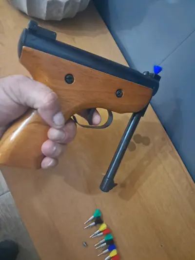 Pistola de aire comprimido con dardos - miniatura 2